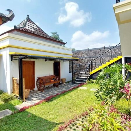Pool Villa Saung Suluh Пурвокерто Экстерьер фото