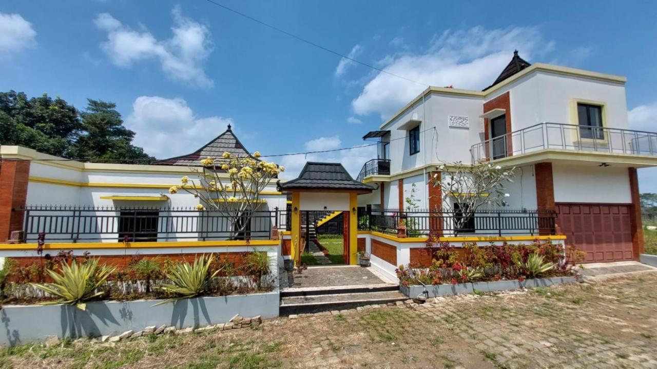 Pool Villa Saung Suluh Пурвокерто Экстерьер фото