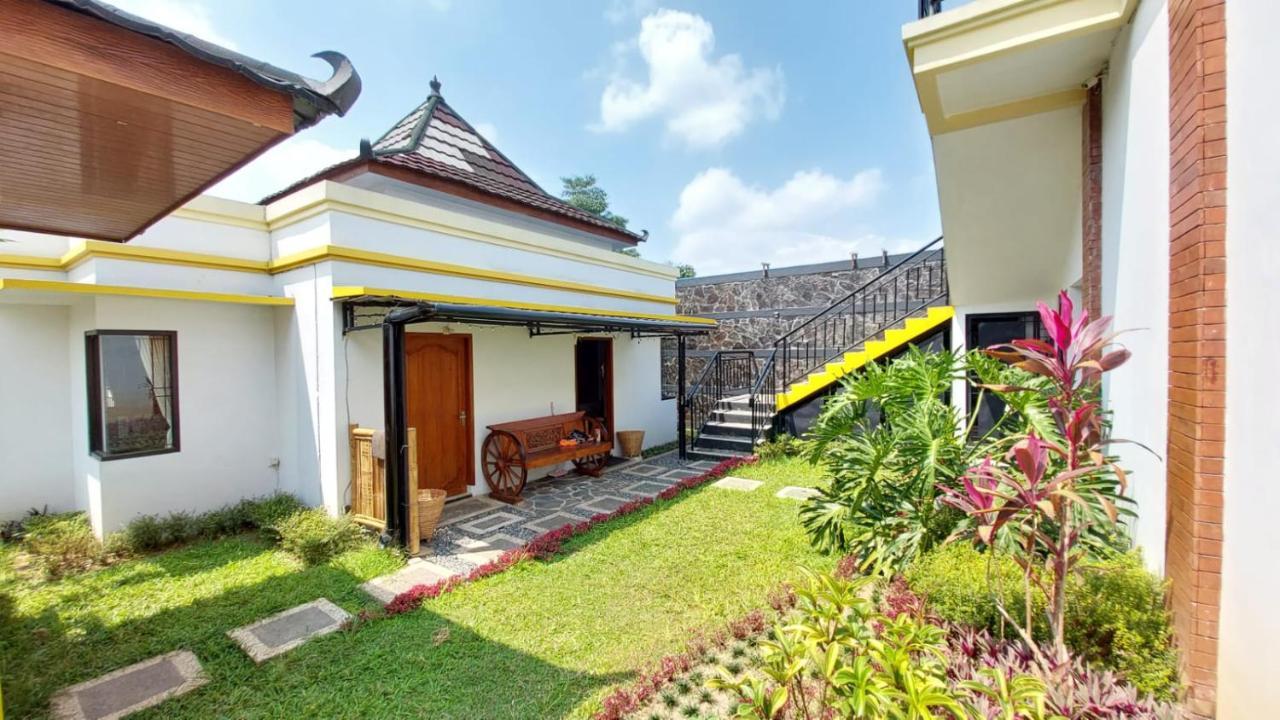 Pool Villa Saung Suluh Пурвокерто Экстерьер фото