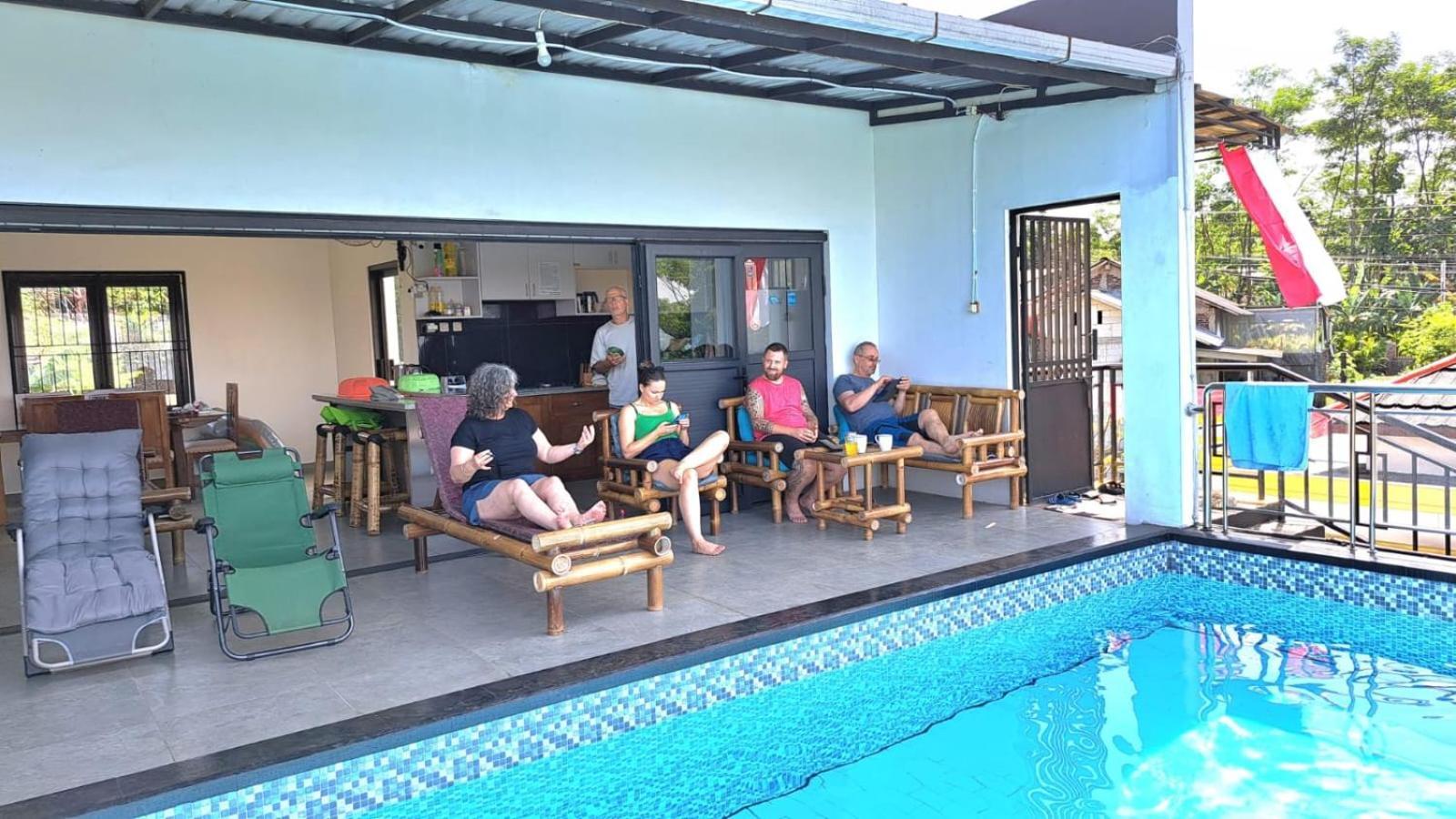 Pool Villa Saung Suluh Пурвокерто Экстерьер фото