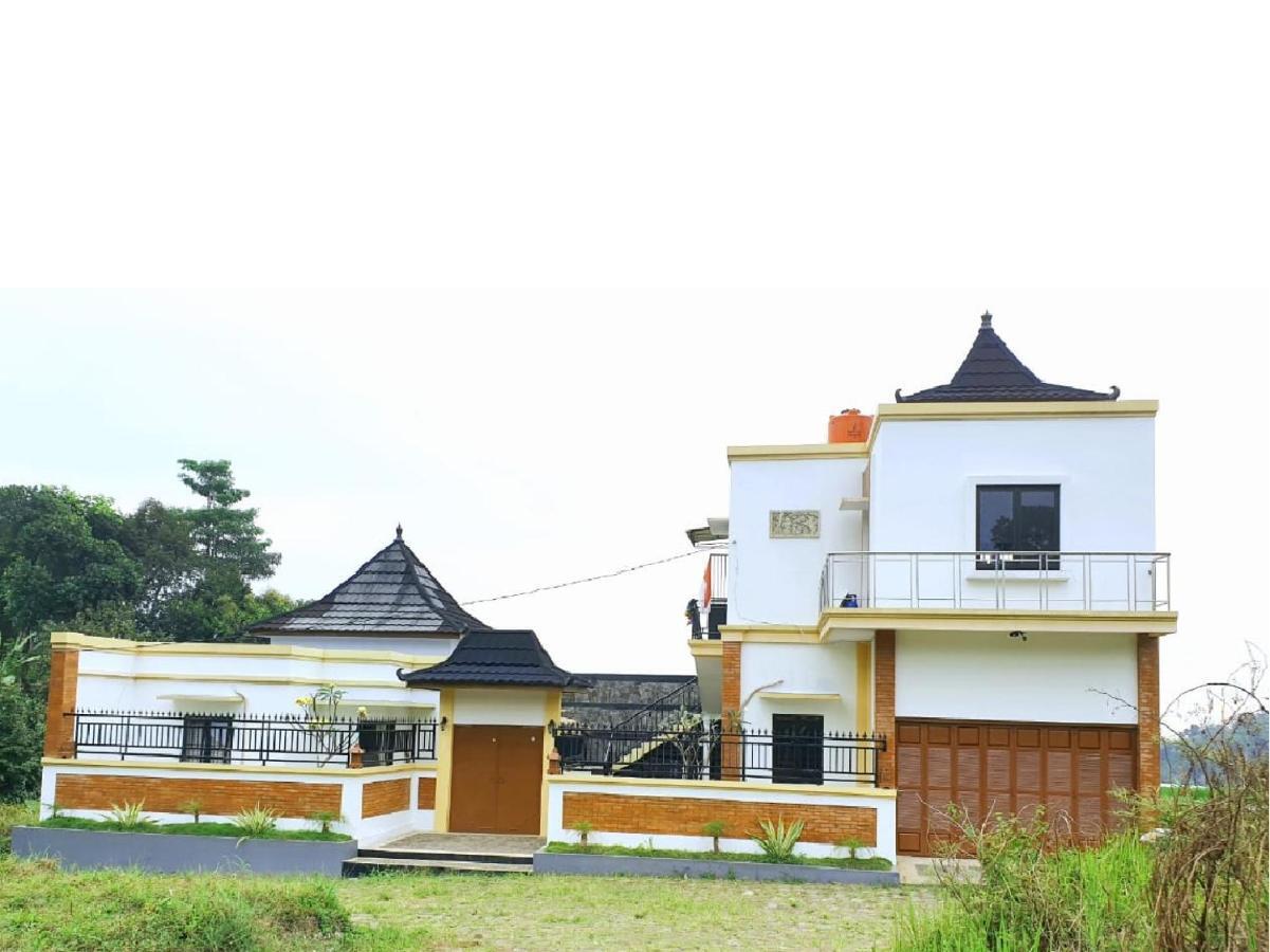 Pool Villa Saung Suluh Пурвокерто Экстерьер фото